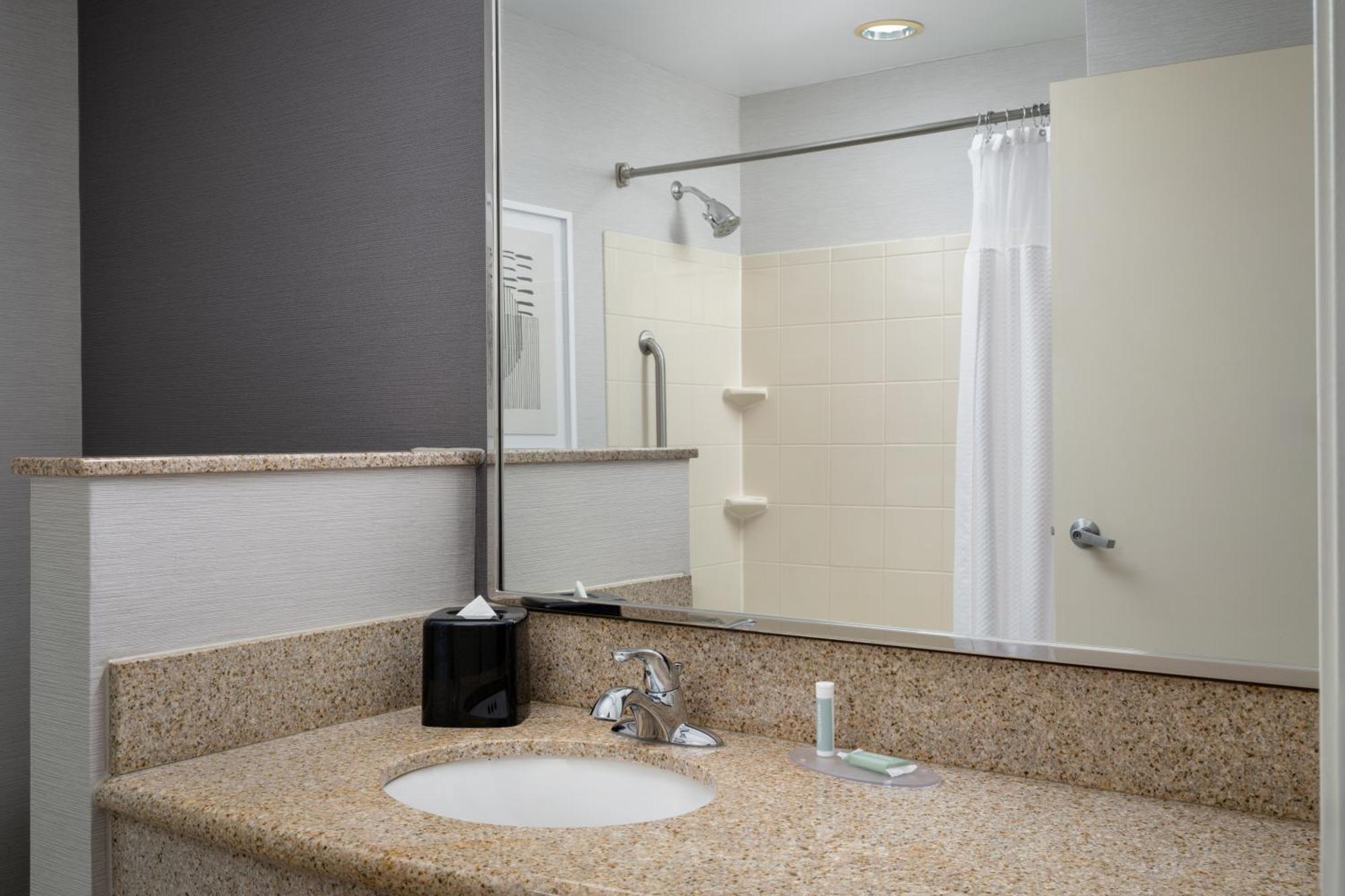 Courtyard By Marriott Kingston Exterior foto